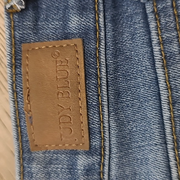 Judy Blue Jeans Women's sz 26 Relaxed Fit Mid Rise Distressed Crop Denim Jeans - Picture 6 of 14